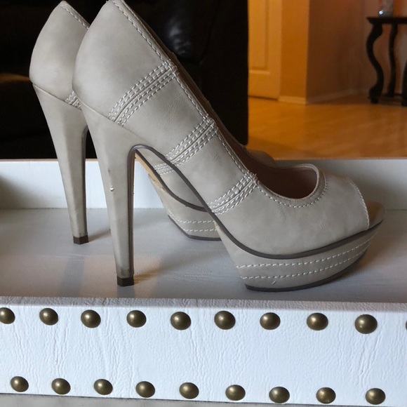 Gently used peep toe pumps - Picture 4 of 4